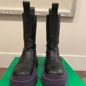 BOTTEGA VENETA
Tire rubber-trimmed leather Chelsea boots